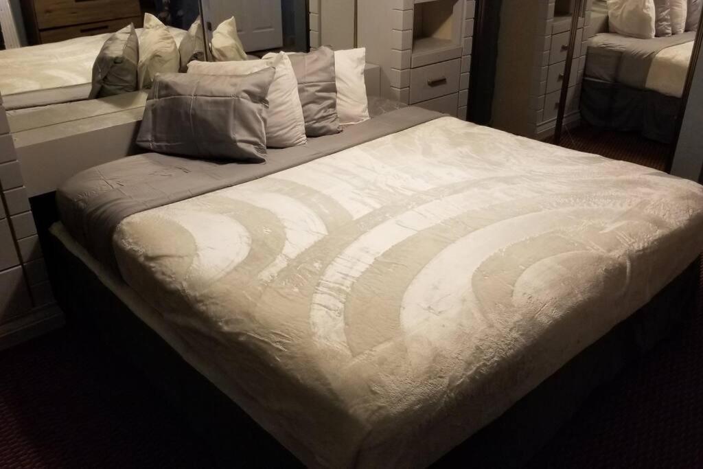 Hotel 5 Beds & 3 Baths Sleeps 11 Hotel Room Suite 102 Booking สติลวอเตอร์ ภายนอก รูปภาพ