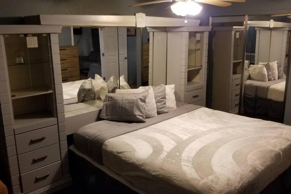 Hotel 5 Beds & 3 Baths Sleeps 11 Hotel Room Suite 102 Booking สติลวอเตอร์ ภายนอก รูปภาพ